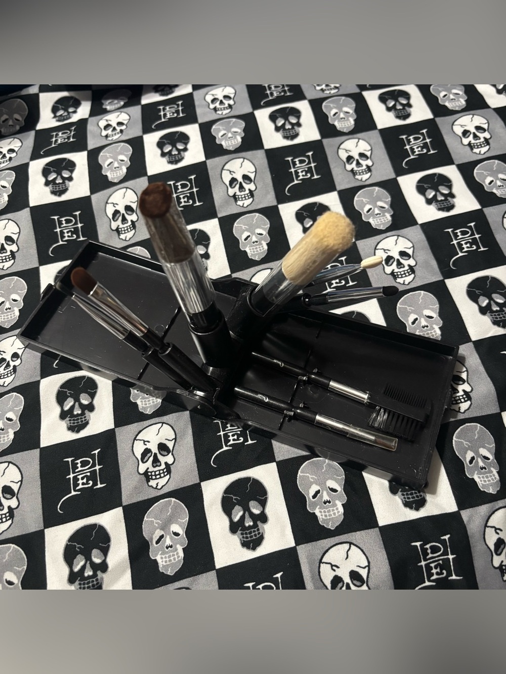 Makeover Essentials Fan Out 8 Brush Travel Kit